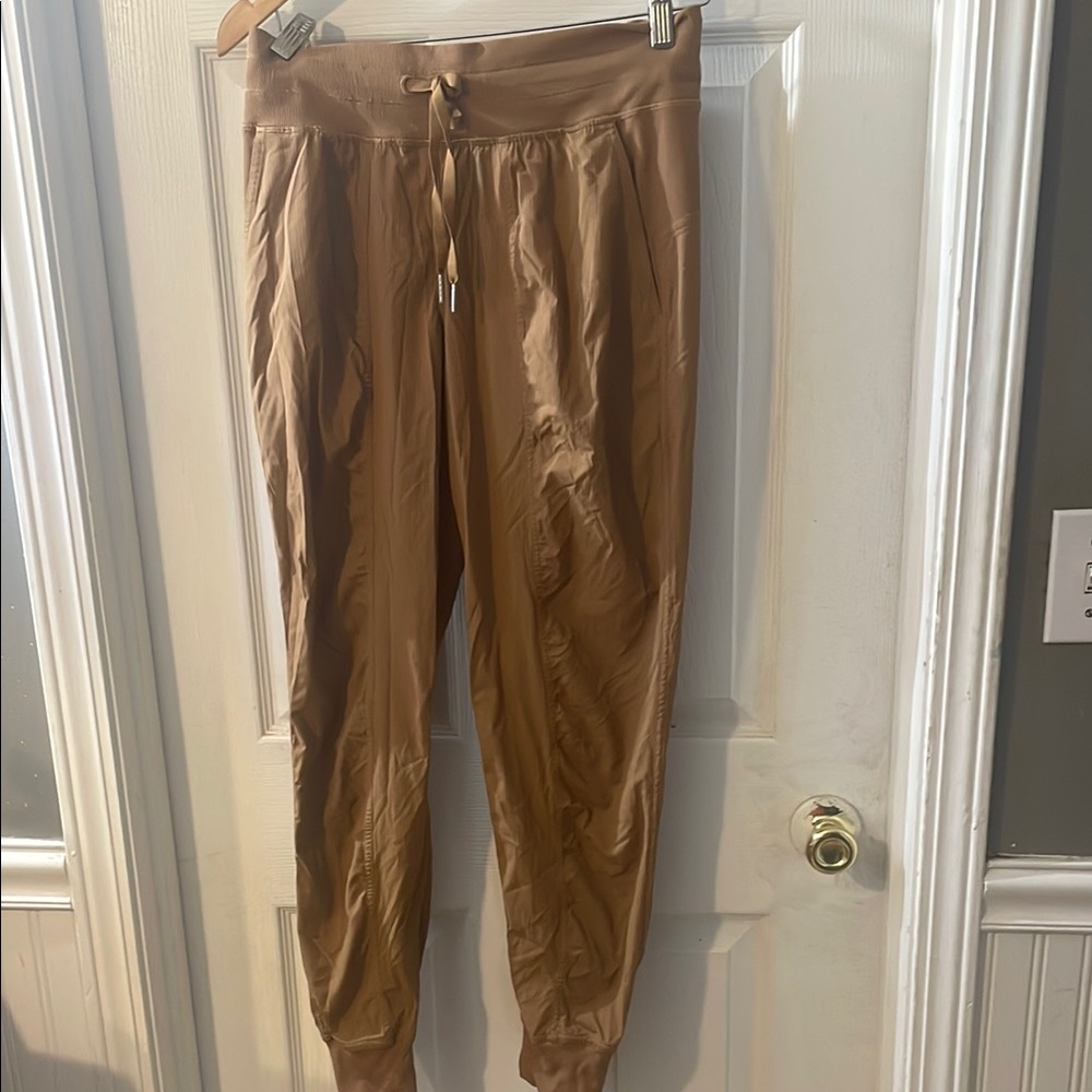 Lululemon DANCE STUDIO jogger in BOLD BEIGE size 6, full length VGUC